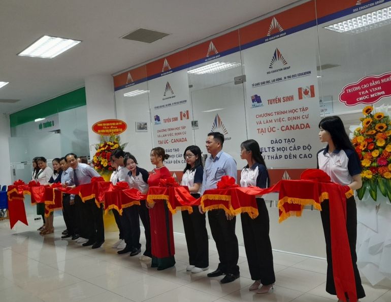 L&amp;atilde;nh đạo Bộ Lao động TBXH Cắt băng kh&amp;aacute;nh th&amp;agrave;nh Văn Ph&amp;ograve;ng DSS Cần Thơ.
