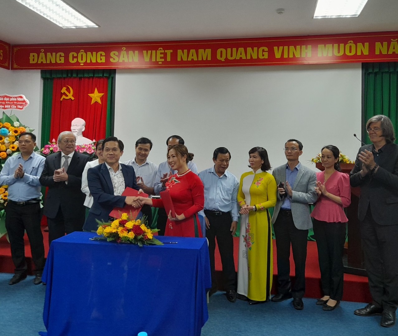 Lễ K&amp;yacute; kết hợp t&amp;aacute;c với c&amp;aacute;c Trường v&amp;agrave; Trung t&amp;acirc;m đ&amp;agrave;o tạo ngoại ngữ.