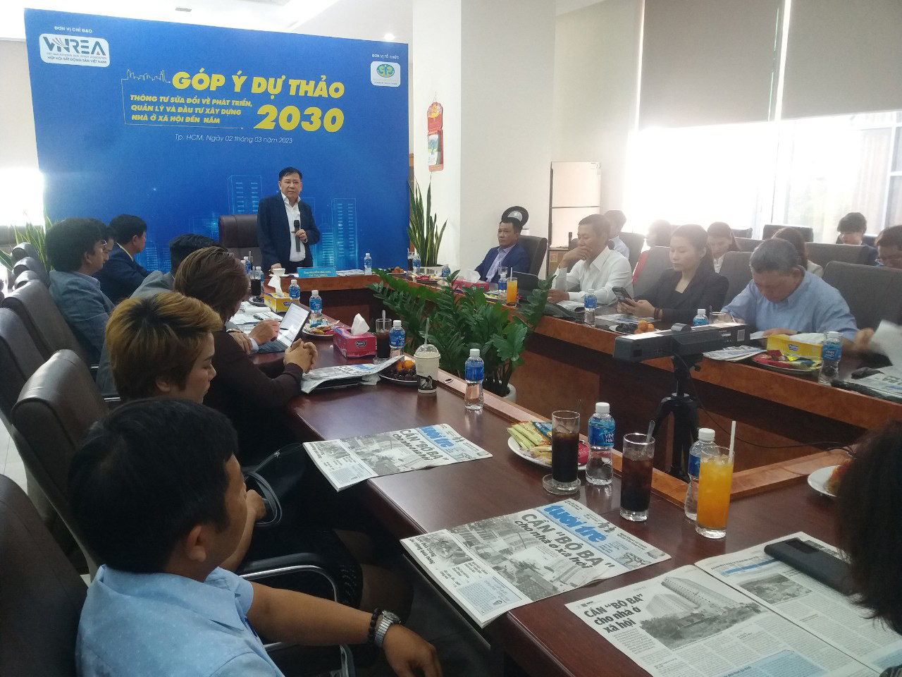 Quang cảnh buổi họp lấy &amp;yacute; kiến DN về ph&amp;aacute;t triển nh&amp;agrave; ở XH đến năm 2030