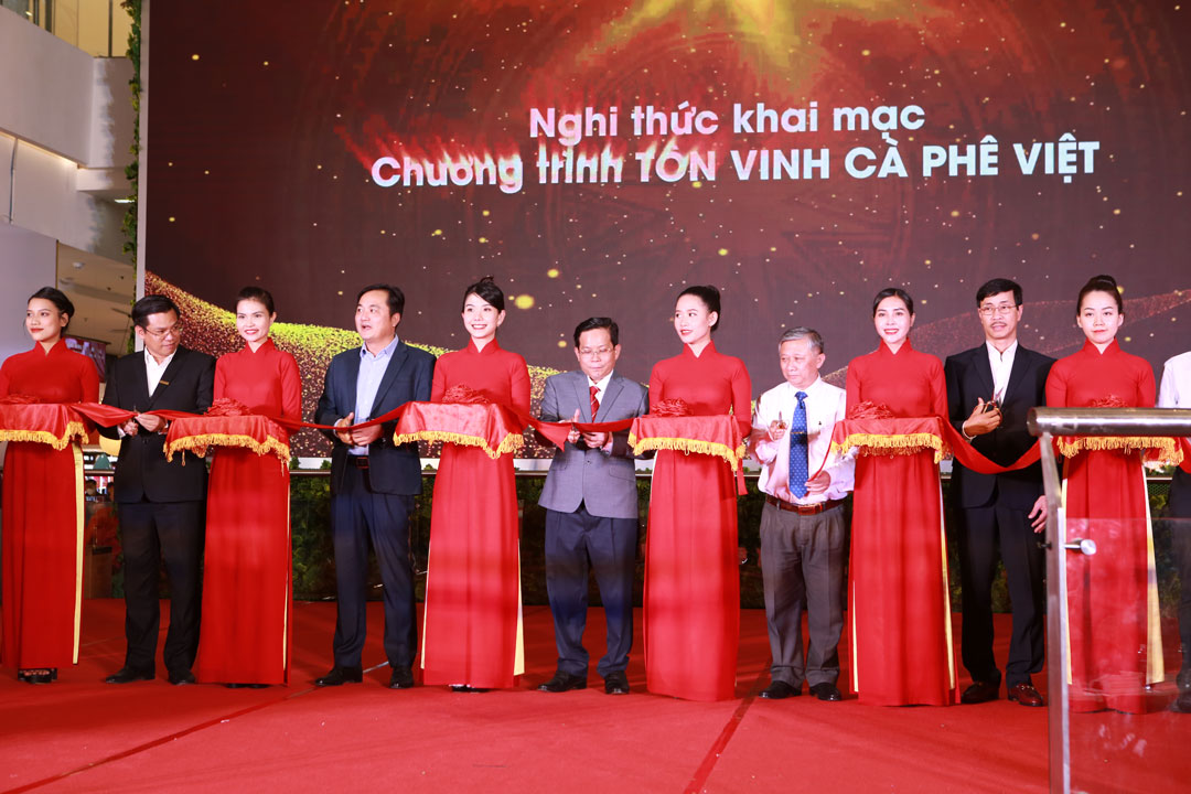 Nghi thức khai mạc  chương tr&amp;igrave;nh T&amp;ocirc;n vinh c&amp;agrave; ph&amp;ecirc; Việt