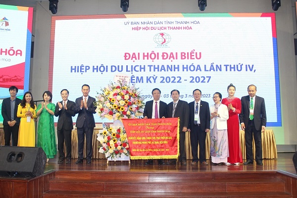 UBND tỉnh tặng Hiệp hội Du lịch Thanh H&amp;oacute;a bức trướng mang d&amp;ograve;ng chữ &amp;ldquo;Đo&amp;agrave;n kết, đồng l&amp;ograve;ng, chung sức, ph&amp;aacute;t triển du lịch Thanh H&amp;oacute;a phong ph&amp;uacute;, đa dạng, bền vững&amp;rdquo;.