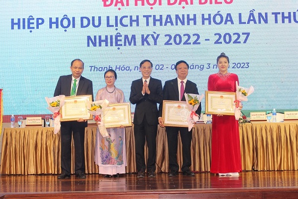 &amp;Ocirc;ng Đầu Thanh T&amp;ugrave;ng, Ph&amp;oacute; Chủ tịch UBND tỉnh trao Bằng khen của Chủ tịch UBND tỉnh cho đại diện 4 tập thể.