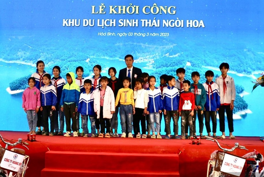 Tại lễ khởi c&amp;ocirc;ng đại diện C&amp;ocirc;ng ty Cổ phần Đầu tư Năng lượng X&amp;acirc;y dựng Thương mại Ho&amp;agrave;ng Sơn tặng xe đạp cho học sinh ngh&amp;egrave;o vượt kh&amp;oacute;.