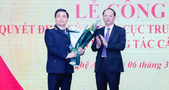 &amp;Ocirc;ng B&amp;ugrave;i Thanh An - Ph&amp;oacute; Chủ tịch UBND tỉnh Nghệ An tặng hoa ch&amp;uacute;c mừng t&amp;acirc;n Cục trưởng Cục Thuế Nguyễn Đ&amp;igrave;nh Đức