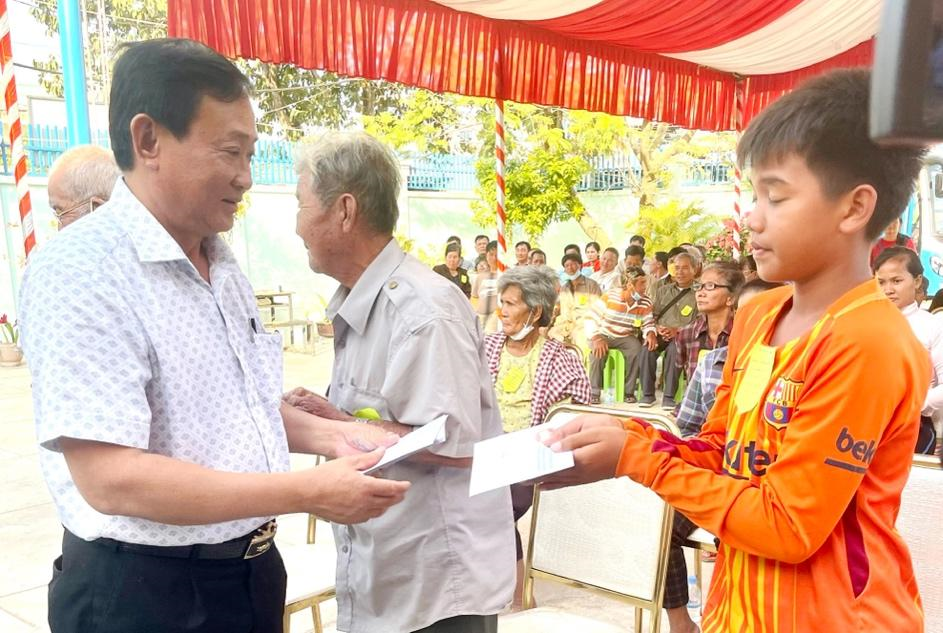 Chủ tịch Uỷ ban MTTQ Việt Nam tỉnh An Giang Nguyễn Tiếc H&amp;ugrave;ng trao hỗ trợ cho người d&amp;acirc;n Campuchia