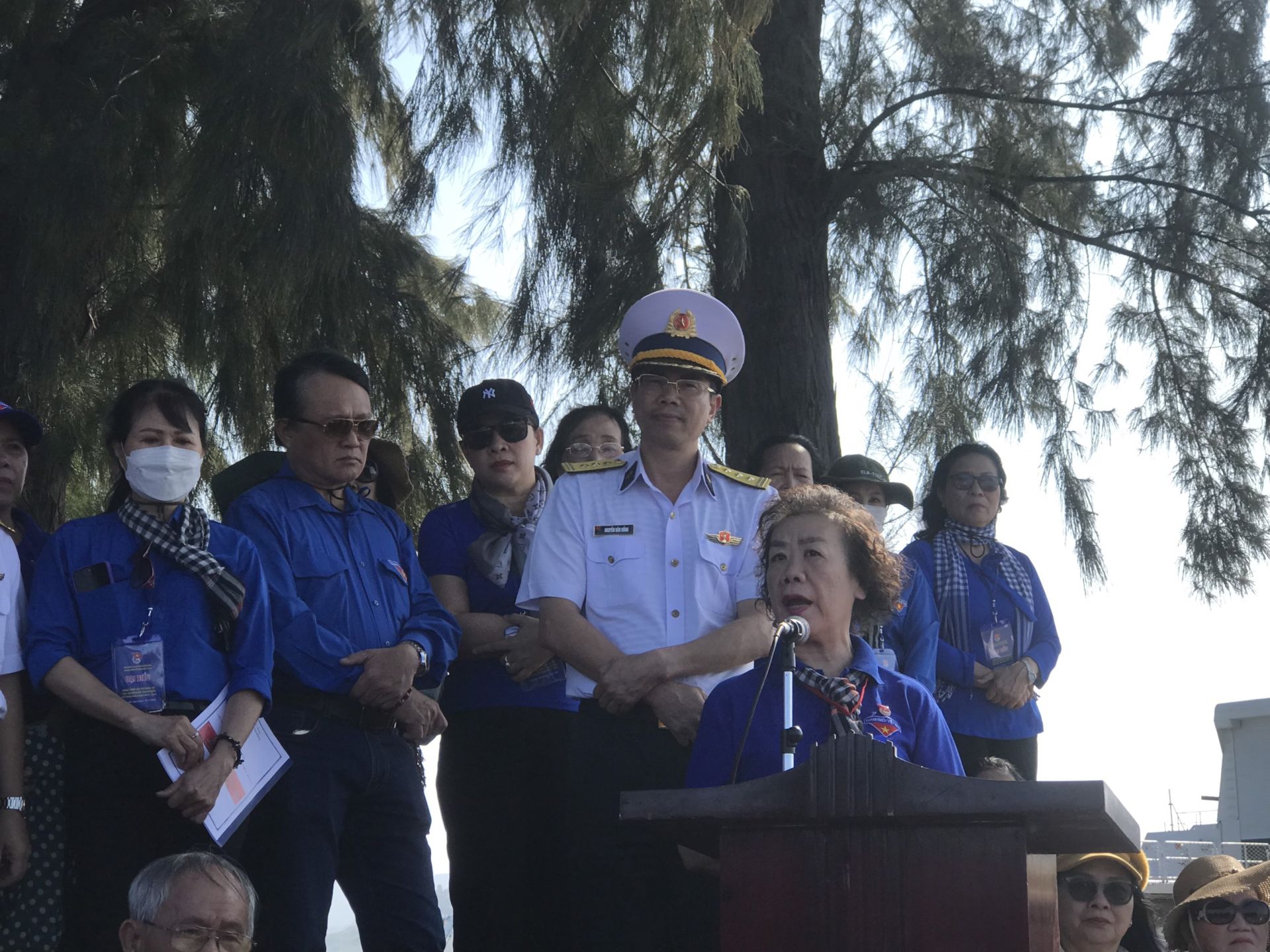 B&amp;agrave; Đặng Hồng Linh - Tổng Thư k&amp;yacute; Ban Li&amp;ecirc;n lạc Cựu C&amp;aacute;n bộ Đo&amp;agrave;n Thanh ni&amp;ecirc;n Việt Nam ph&amp;iacute;a Nam, chia sẻ cảm x&amp;uacute;c khi đến thăm Hải qu&amp;acirc;n Trường Sa