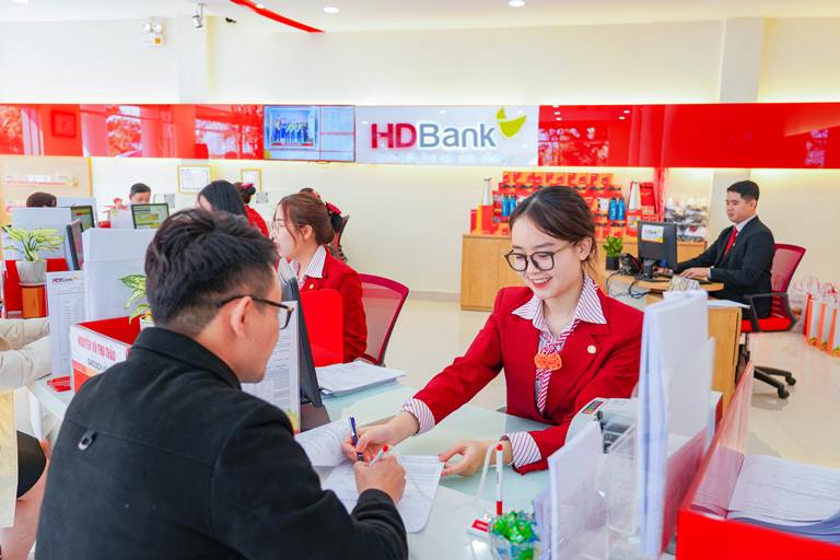 (H&amp;igrave;nh 2)    Kh&amp;aacute;ch h&amp;agrave;ng c&amp;oacute; thể gửi tiết kiệm tại quầy hoặc đăng k&amp;yacute; gửi tiết kiệm online ngay tr&amp;ecirc;n website hoặc App HDBank