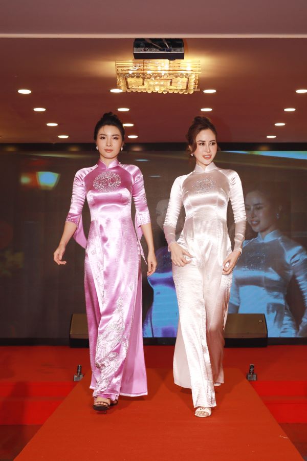Phần tr&amp;igrave;nh diễn bộ sưu tập &amp;aacute;o d&amp;agrave;i của nh&amp;agrave; thiết kế Nguyễn Xu&amp;acirc;n Thảo
