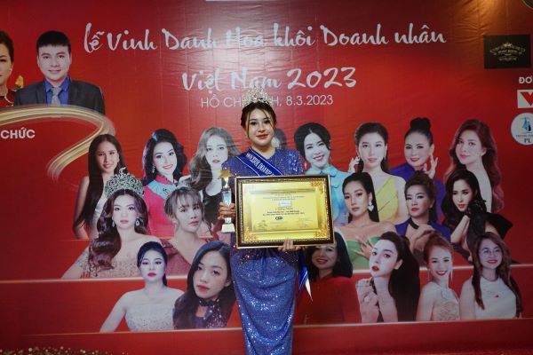 Doanh nh&amp;acirc;n Mai Quế - CEO c&amp;ocirc;ng ty Qmm Beauty Spa đạt giải hạng mục Hoa kh&amp;ocirc;i Doanh nh&amp;acirc;n T&amp;agrave;i sắc Việt Nam