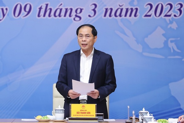 Bộ trưởng Bộ Ngoại giao B&amp;ugrave;i Thanh Sơn khẳng định, c&amp;ocirc;ng t&amp;aacute;c ngoại giao kinh tế trong năm 2022 đ&amp;atilde; b&amp;aacute;m s&amp;aacute;t c&amp;aacute;c trọng t&amp;acirc;m điều h&amp;agrave;nh của Ch&amp;iacute;nh phủ, c&amp;aacute;c &amp;yacute; kiến chỉ đạo của Thủ tướng Ch&amp;iacute;nh phủ, kịp thời chuyển trọng t&amp;acirc;m từ ngoại giao phục vụ ph&amp;ograve;ng, chống dịch bệnh sang phục hồi v&amp;agrave; ph&amp;aacute;t triển kinh tế-x&amp;atilde; hội (Ảnh: VGP/Nhật Bắc)