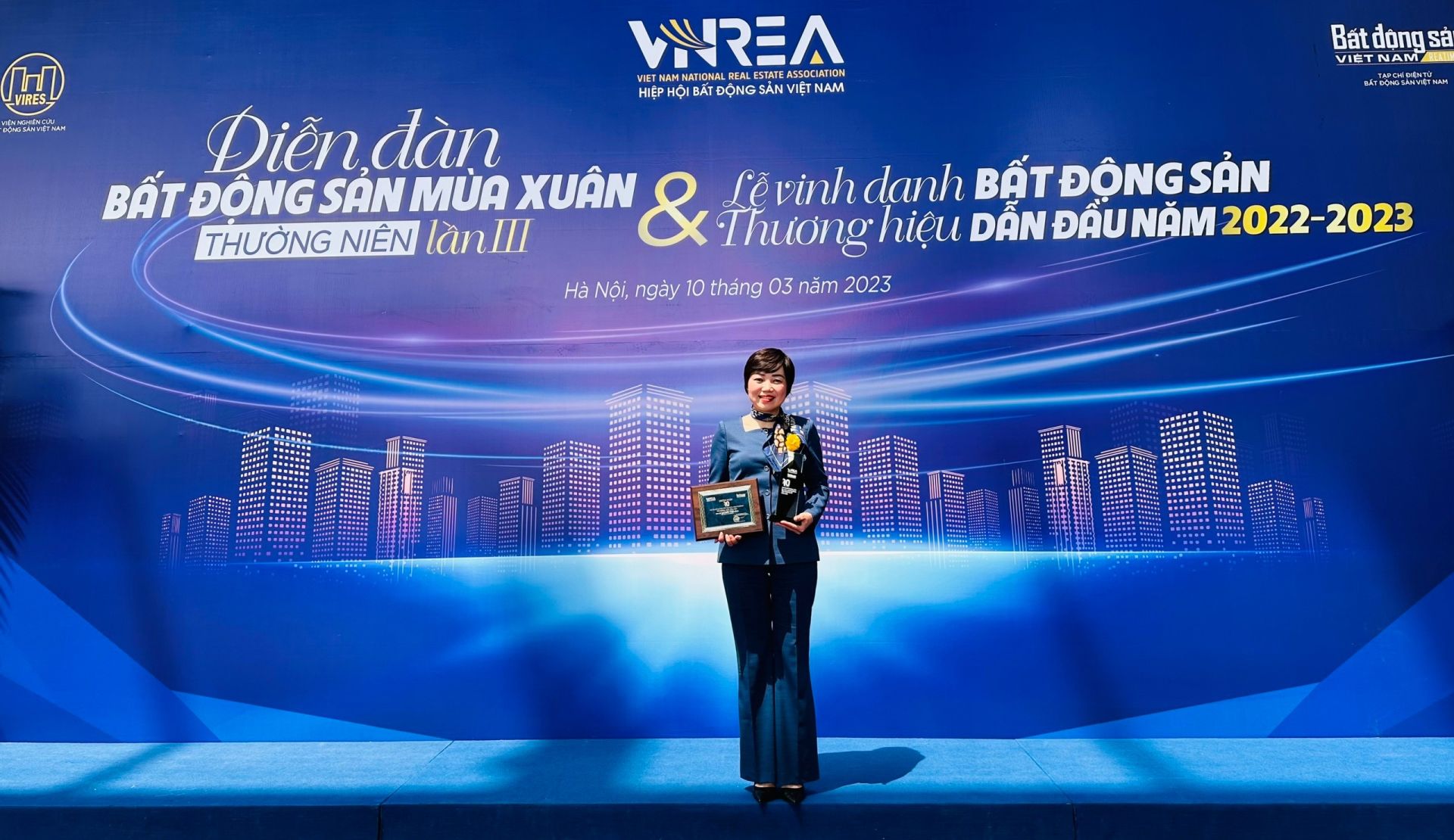 B&amp;agrave; Nguyễn Thị Thu Trang &amp;ndash; Ph&amp;oacute; TGĐ Glexhomes &amp;ndash; Đơn vị Quản l&amp;yacute; Kinh doanh &amp;amp; Marketing dự &amp;aacute;n nhận giải thưởng