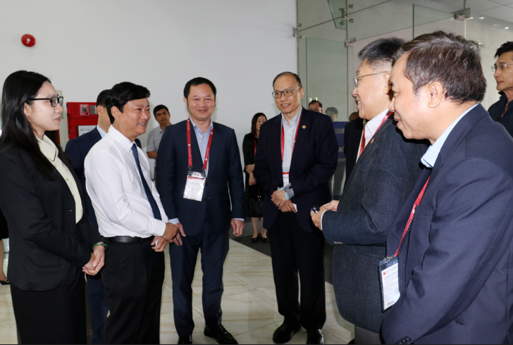 Chủ tịch UBND tỉnh V&amp;otilde; Văn Minh trao đổi với l&amp;atilde;nh đạo Li&amp;ecirc;n đo&amp;agrave;n C&amp;ocirc;ng nghiệp v&amp;agrave; Thương mại Hoa Sing