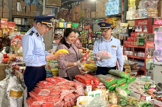 Đội Quản l&amp;yacute; thị trường tăng cường kiểm tra, kiểm so&amp;aacute;t chất lượng c&amp;aacute;c loại h&amp;agrave;ng h&amp;oacute;a