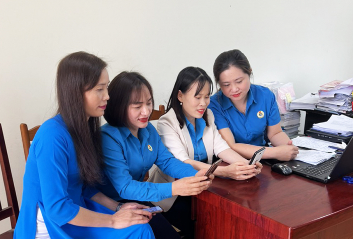 C&amp;aacute;n bộ, hội vi&amp;ecirc;n phụ nữ triển khai nhiệm vụ c&amp;ocirc;ng t&amp;aacute;c Hội th&amp;ocirc;ng qua c&amp;aacute;c trang th&amp;ocirc;ng tin, nh&amp;oacute;m điều h&amp;agrave;nh tr&amp;ecirc;n facebook, zalo&amp;hellip;