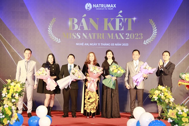 Ban tổ chức Chương tr&amp;igrave;nh T&amp;igrave;m kiếm Người đẹp cộng đồng &amp;ndash; Miss Natrumax 2023 trao hoa cho c&amp;aacute;c th&amp;agrave;nh vi&amp;ecirc;n Ban gi&amp;aacute;m khảo
