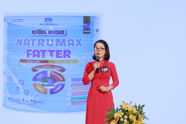 Chị Phạm Thị Hường - NPP tỉnh Hải Dương tham gia với phần thi thuyết tr&amp;igrave;nh