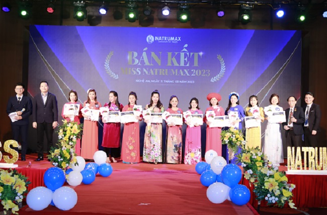 &amp;Ocirc;ng Nguyễn Tất T&amp;ugrave;ng - Chủ tịch HĐQT Natrumax Việt Nam (người thứ 2 b&amp;ecirc;n tr&amp;aacute;i) trao Bằng khen cho c&amp;aacute;c th&amp;iacute; sinh tham dự Top 30 Miss Natrumax 2023