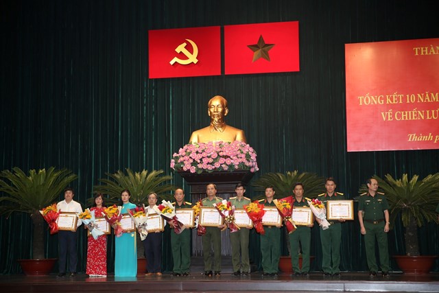 C&amp;aacute; nh&amp;acirc;n, tập thể được khen thưởng do c&amp;oacute; th&amp;agrave;nh t&amp;iacute;ch trong thực hiện Nghị quyết Trung ương 8 kh&amp;oacute;a XI về Chiến lược bảo vệ Tổ quốc trong t&amp;igrave;nh h&amp;igrave;nh mới