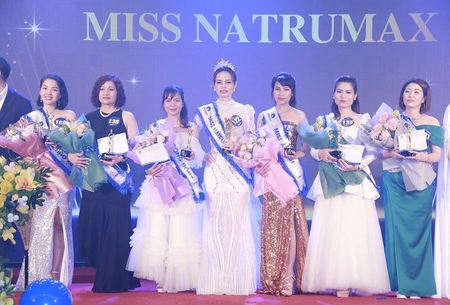Miss Natrumax 2023 Trần Thị Oanh (Người đứng giữa)  c&amp;ugrave;ng c&amp;aacute;c danh hiệu kh&amp;aacute;c tại chương tr&amp;igrave;nh T&amp;igrave;m kiếm Người đẹp cộng đồng
