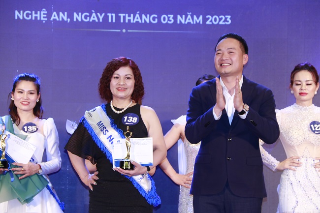 &amp;Ocirc;ng: Nguyễn Tất T&amp;ugrave;ng - Chủ Tịch HĐQT&amp;nbsp; v&amp;agrave; b&amp;agrave; Nguyễn Mai - Tổng gi&amp;aacute;m đốc Natrumax Việt Nam trao danh hiệu Miss Nh&amp;acirc;n &amp;Aacute;i