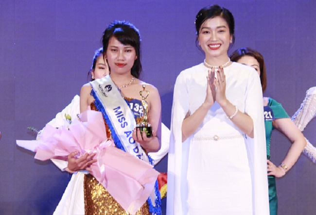 B&amp;agrave; Nguyễn Mai trao tặng danh hiệu Miss &amp;Aacute;o d&amp;agrave;i Trương Thị Mai