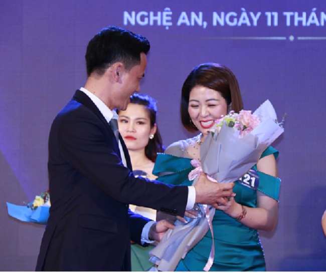 &amp;Ocirc;ng Nguyễn B&amp;aacute; H&amp;agrave;-PCT HĐQT trao danh hiệu  Miss T&amp;agrave;i năng cho th&amp;iacute; sinh Vũ Thị Thu