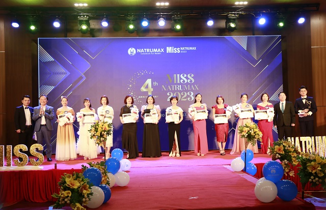 BLĐ c&amp;ocirc;ng ty trao tặng bằng khen v&amp;agrave; hoa cho c&amp;aacute;c th&amp;iacute; sinh lọt v&amp;agrave;o Top 15