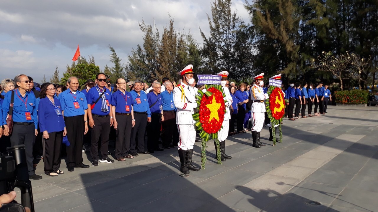 Đo&amp;agrave;n Cựu c&amp;aacute;n bộ Đo&amp;agrave;n TNVN ph&amp;iacute;a Nam d&amp;acirc;ng hoa cho c&amp;aacute;c chiến Gạc Ma