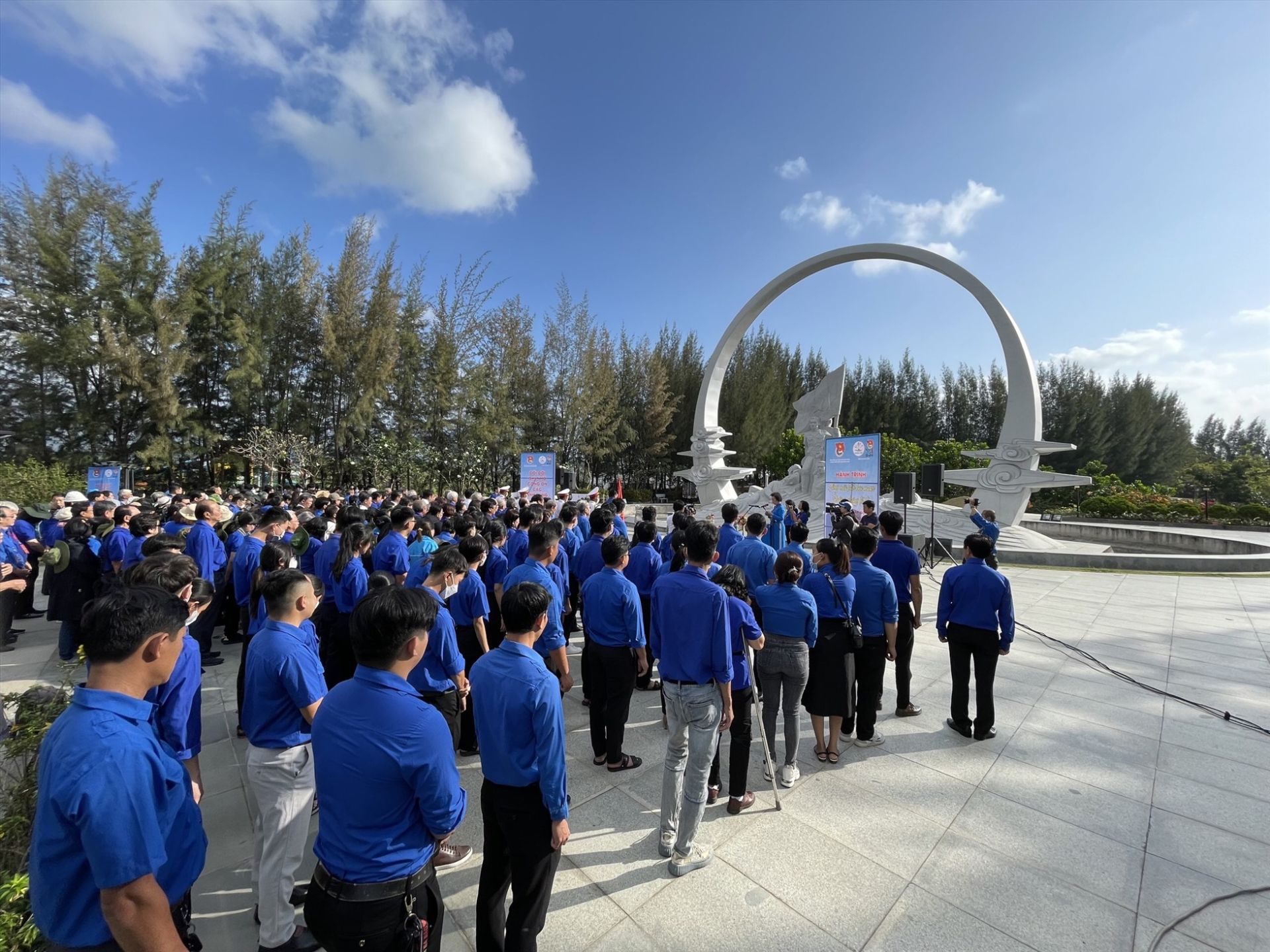 Đ&amp;ocirc;ng đảo thanh ni&amp;ecirc;n c&amp;ugrave;ng tham gia Lễ d&amp;acirc;ng hương, d&amp;acirc;ng hoa tưởng nhớ c&amp;aacute;c chiến sĩ Gạc Ma