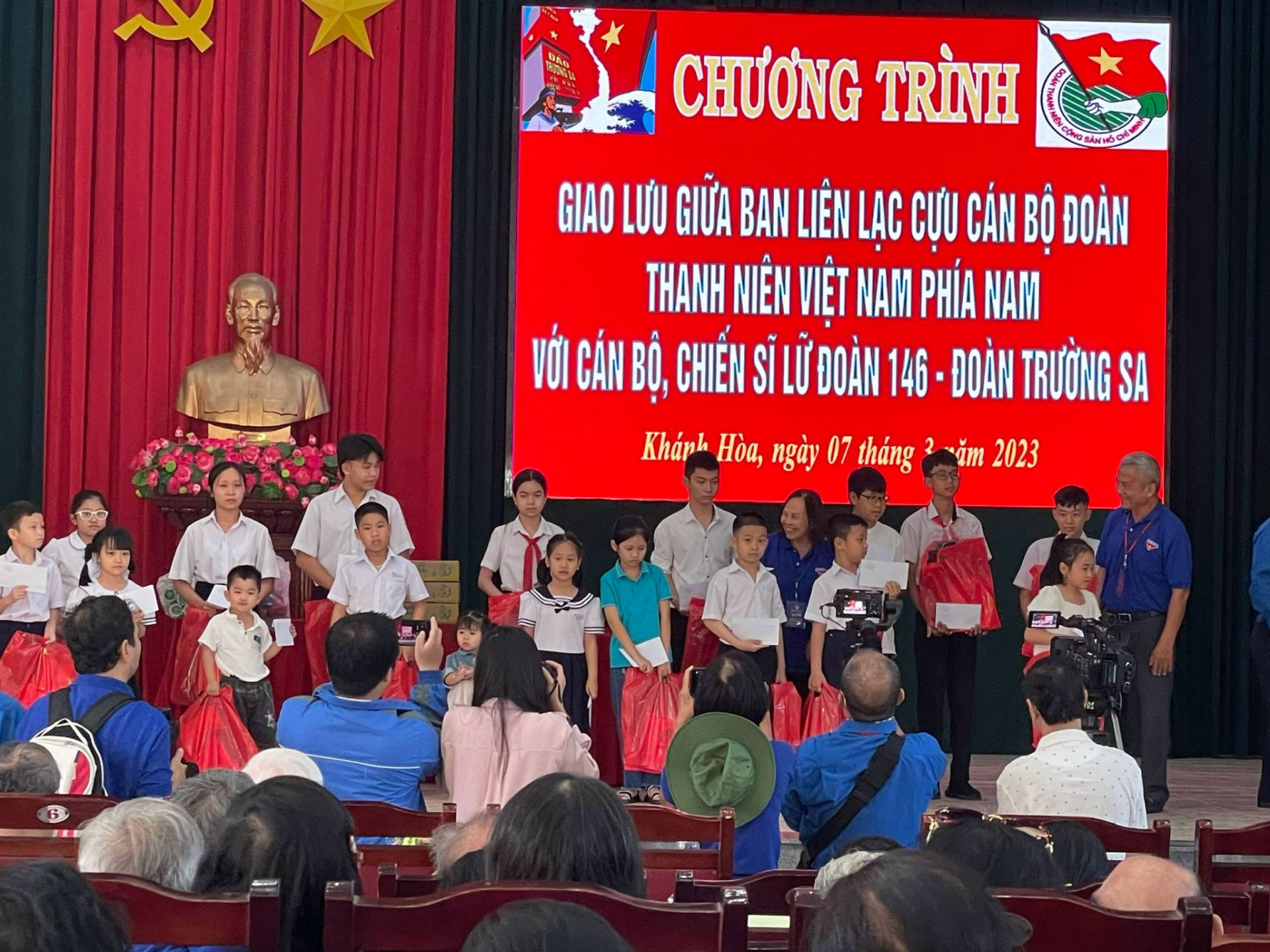 Trao 20 suất học bổng khuyến học cho học sinh  Cam Ranh, Kh&amp;aacute;nh H&amp;ograve;a