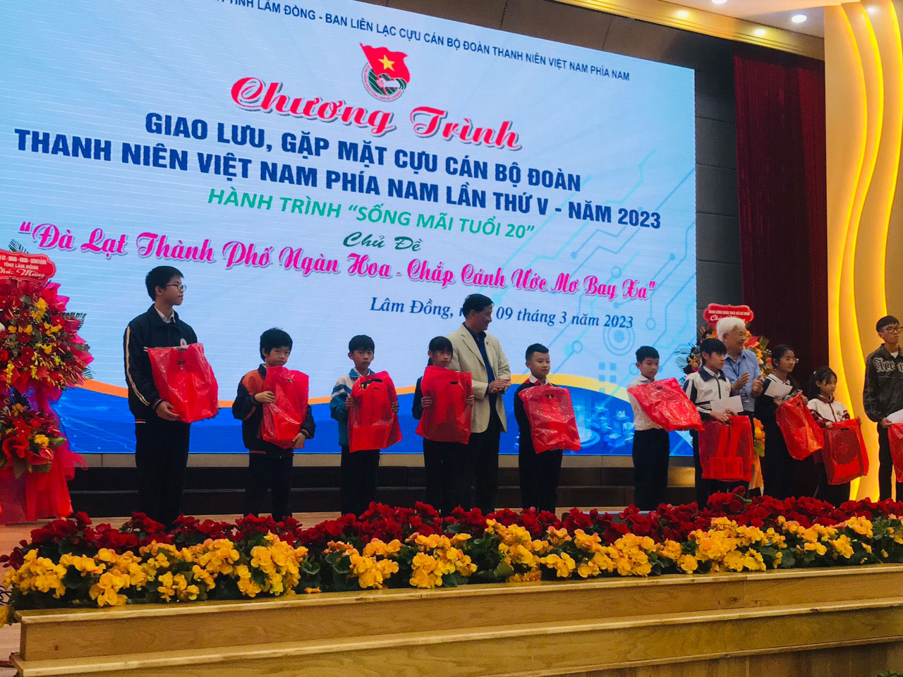 Tặng qu&amp;agrave; cho học sinh hiếu học tại L&amp;acirc;m Đồng