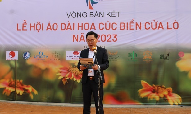 &amp;Ocirc;ng Ho&amp;agrave;ng Văn Ph&amp;uacute;c - Ph&amp;oacute; Chủ tịch UBND thị x&amp;atilde; Cửa L&amp;ograve;, Trưởng Ban tổ chức ph&amp;aacute;t biểu khai mạc v&amp;ograve;ng b&amp;aacute;n kết  Lễ hội