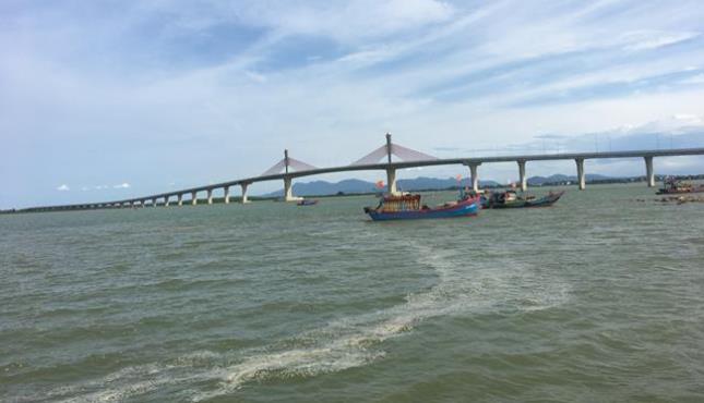 Cầu Cửa Hội nối liền đ&amp;ocirc;i bờ s&amp;ocirc;ng Lam kh&amp;ocirc;ng chỉ g&amp;oacute;p phần tạo thuận lợi cho du kh&amp;aacute;ch đi lại, m&amp;agrave; c&amp;ograve;n l&amp;agrave; điểm check-in ấn tượng cho du kh&amp;aacute;ch khi về với phổ biển Cửa L&amp;ograve; thơ mộng