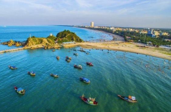 Từ đảo Lan Ch&amp;acirc;u nh&amp;igrave;n v&amp;agrave;o, du kh&amp;aacute;ch sẽ thấy được cảnh quan thơ mộng hữu t&amp;igrave;nh của Đ&amp;ocirc; thị du lịch biển Cửa L&amp;ograve;