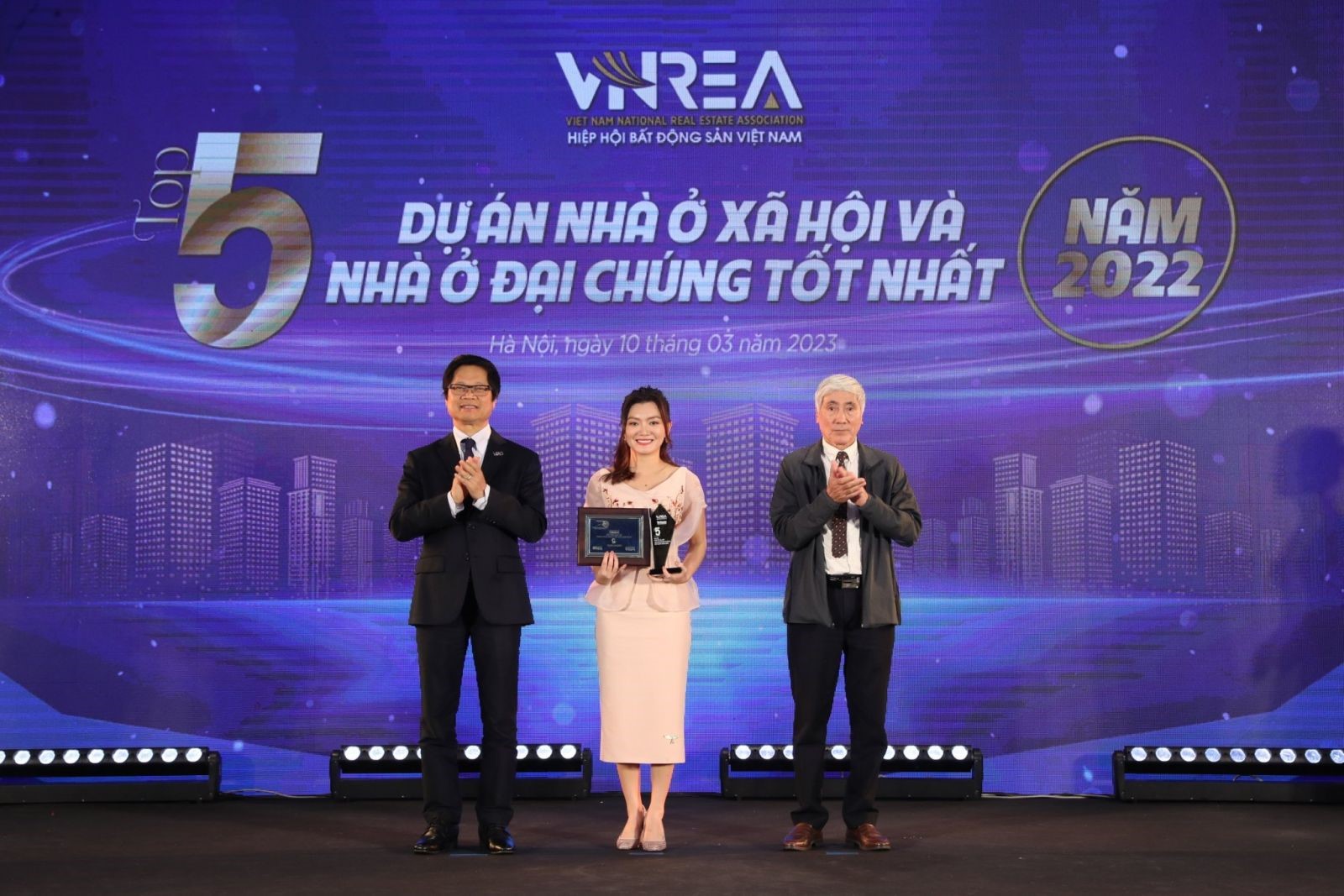 B&amp;agrave; Nguyễn Ngọc &amp;Aacute;nh &amp;ndash; Ph&amp;oacute; Chủ tịch HĐQT Kim Oanh Group - &amp;nbsp;nhận giải &amp;ldquo;Top 5 dự &amp;aacute;n nh&amp;agrave; ở x&amp;atilde; hội v&amp;agrave; đại ch&amp;uacute;ng tốt nhất năm 2022&amp;rdquo; cho dự &amp;aacute;n RichHome 3