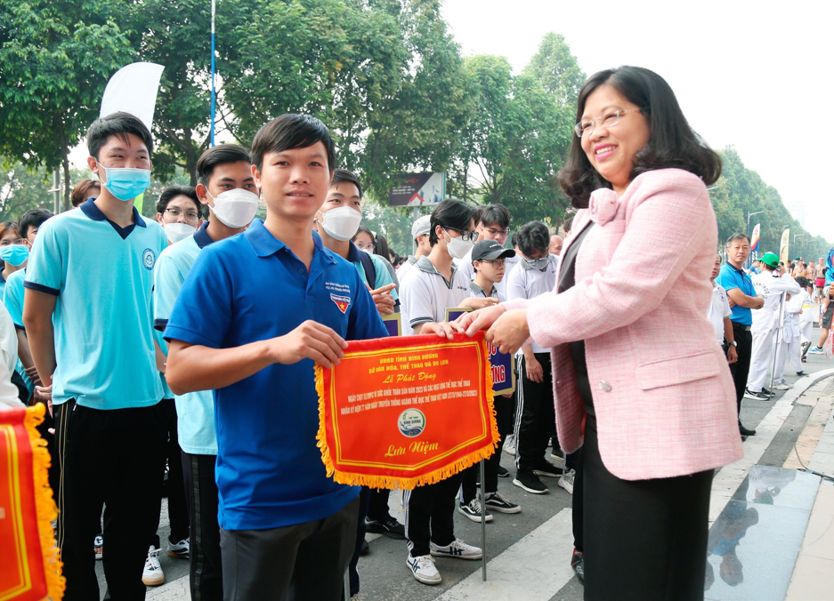 B&amp;agrave; Nguyễn Trường Nhật Phượng, Ph&amp;oacute; Chủ tịch Hội đồng nh&amp;acirc;n d&amp;acirc;n tỉnh B&amp;igrave;nh Dương trao cờ lưu niệm cho c&amp;aacute;c đơn vị về tham dự chương tr&amp;igrave;nh