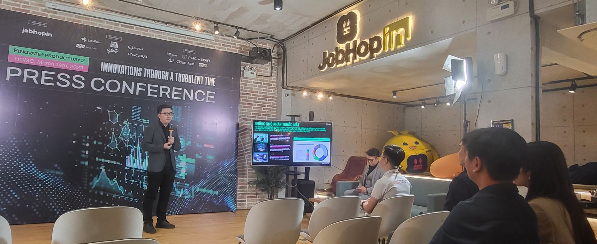Ng&amp;agrave;y 14/3/2023, C&amp;ocirc;ng ty JobHopin tổ chức họp b&amp;aacute;o về sự kiện Finovate Product Day lần 2 với chủ đề &amp;ldquo;Đổi mới vượt qua biến động - Innovations Through A Turbulent Time&amp;rdquo;.