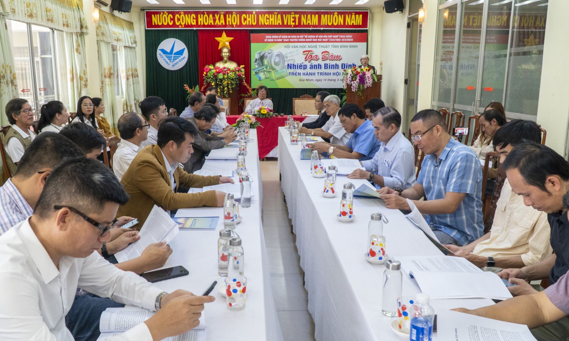 Buổi Tọa đ&amp;agrave;m Nhiếp ảnh B&amp;igrave;nh Định tr&amp;ecirc;n h&amp;agrave;nh tr&amp;igrave;nh hội nhập, với sự tham gia đ&amp;ocirc;ng đảo c&amp;aacute;c nh&amp;agrave; nghi&amp;ecirc;n cứu văn h&amp;oacute;a, nh&amp;agrave; b&amp;aacute;o, văn nghệ sĩ, NSNA trong tỉnh.