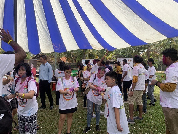 Tinh thần kh&amp;ocirc;ng ph&amp;acirc;n biệt gi&amp;agrave; trẻ, sắc tộc, m&amp;agrave;u da của Lễ Hội