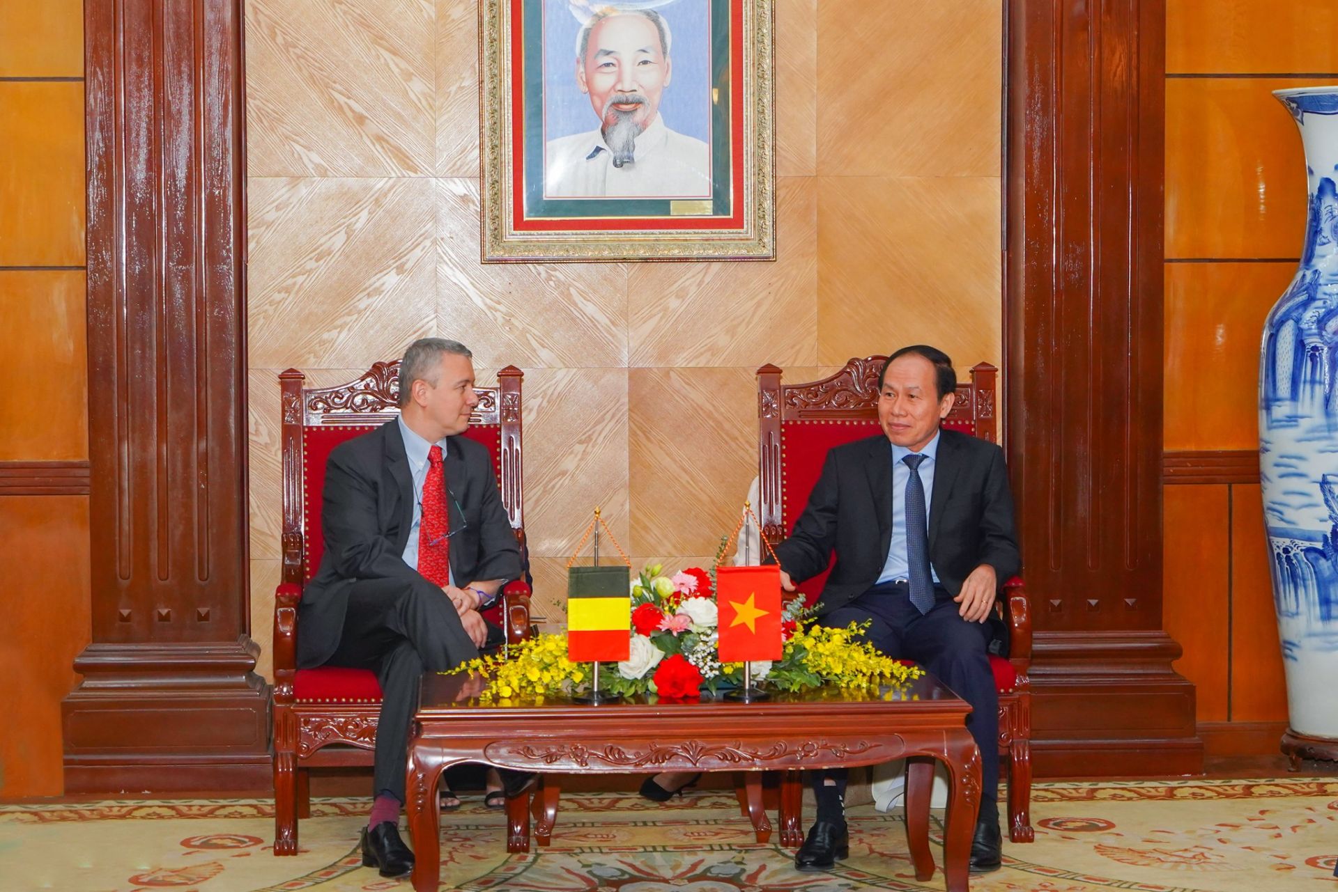 B&amp;iacute; thư Th&amp;agrave;nh  ủy L&amp;ecirc; Tiến Ch&amp;acirc;u tiếp v&amp;agrave; l&amp;agrave;m việc với Đại sứ Vương quốc Bỉ tại Việt Nam Karl Van den Bossche.