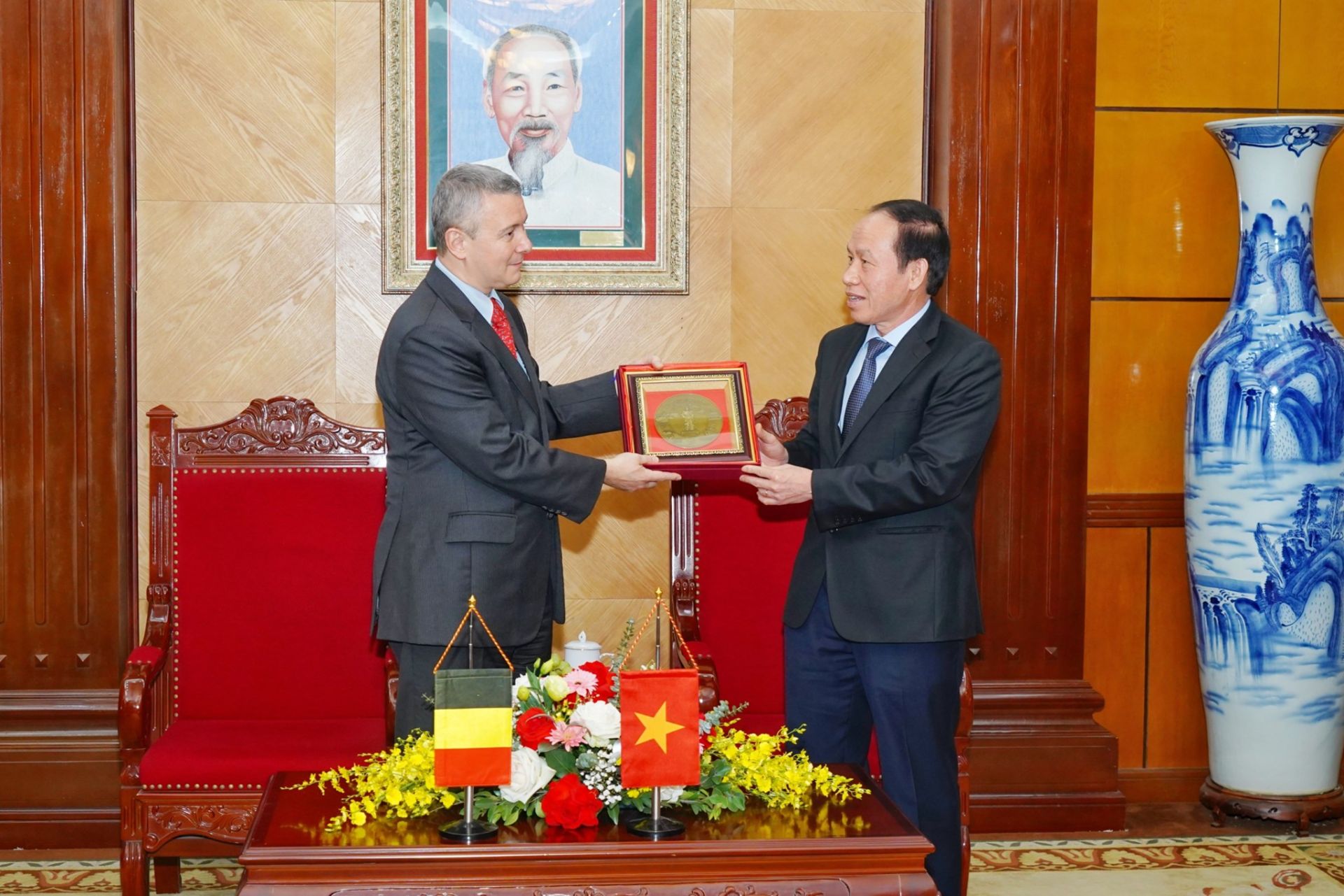 B&amp;iacute; thư Th&amp;agrave;nh  ủy L&amp;ecirc; Tiến Ch&amp;acirc;u v&amp;agrave; Đại sứ Vương quốc Bỉ tại Việt Nam Karl Van den Bossche trao qu&amp;agrave; lưu niệm.