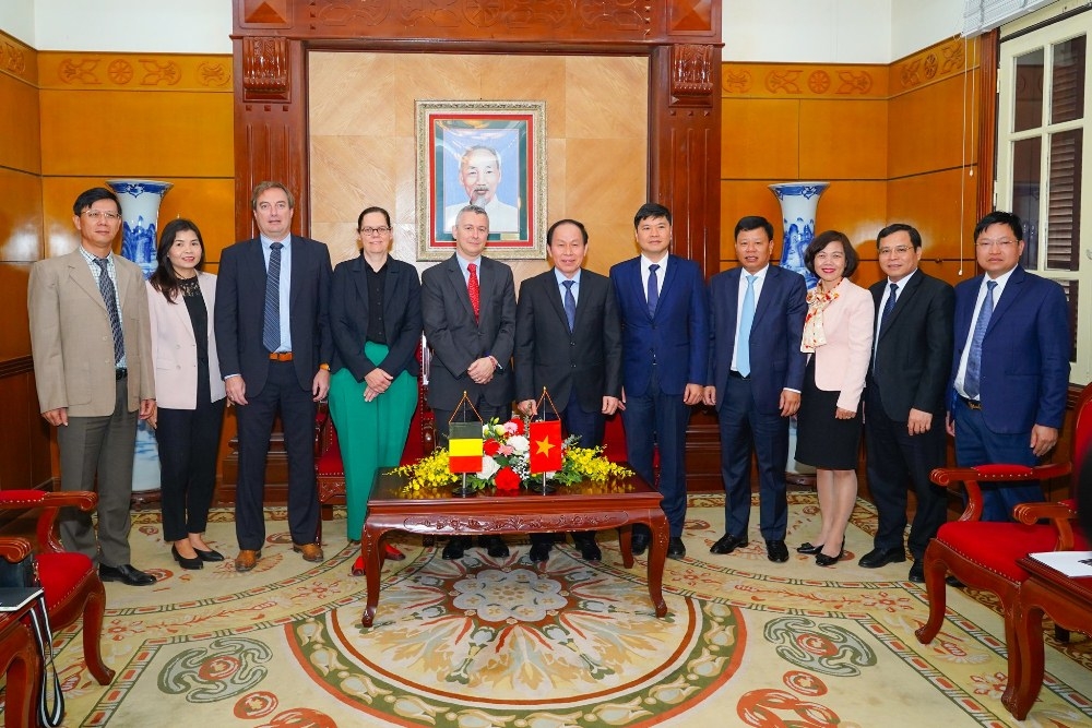 L&amp;atilde;nh đạo th&amp;agrave;nh phố Hải Ph&amp;ograve;ng chụp ảnh lưu niệm c&amp;ugrave;ng Đo&amp;agrave;n đại sứ vương quốc Bỉ tại Việt Nam.