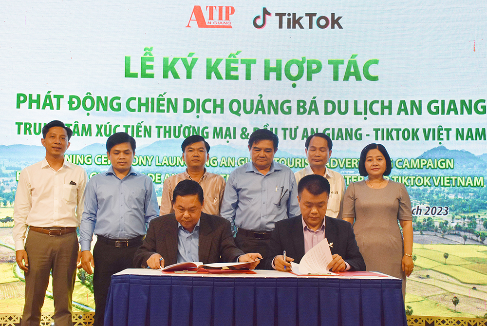 Đại diện hai b&amp;ecirc;n k&amp;yacute; kết hợp t&amp;aacute;c