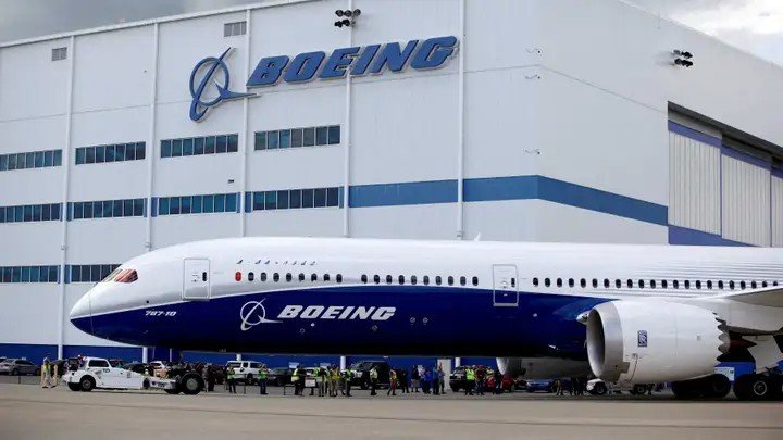 Một chiếc Boeing 787-10 Dreamliner lăn b&amp;aacute;nh tại Boeing South Carolina ở Bắc Charleston, Nam Carolina, v&amp;agrave;o ng&amp;agrave;y 31 th&amp;aacute;ng 3 năm 2017. Boeing h&amp;ocirc;m thứ Ba th&amp;ocirc;ng b&amp;aacute;o họ đ&amp;atilde; k&amp;yacute; thỏa thuận b&amp;aacute;n cho c&amp;aacute;c h&amp;atilde;ng h&amp;agrave;ng kh&amp;ocirc;ng Ả Rập Saudi tới 121 m&amp;aacute;y bay. (Reuters/Randall Hill/Ảnh Reuters)