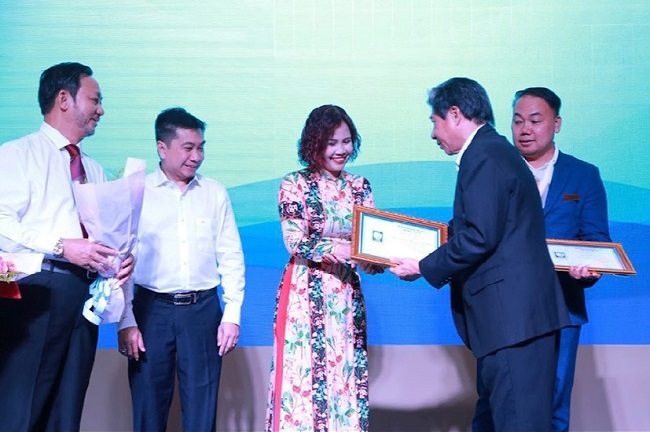 &amp;Ocirc;ng B&amp;ugrave;i Ngọc Diệp-Ph&amp;oacute; Chủ tịch Thường trực Hiệp hội DNNVV tỉnh BR-VT trao chứng nhận kết nạp hội vi&amp;ecirc;n mới.