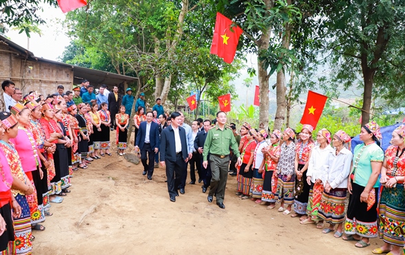 Người d&amp;acirc;n x&amp;atilde; Chi&amp;ecirc;u Lưu (huyện bi&amp;ecirc;n giới Kỳ Sơn) h&amp;acirc;n hoan ch&amp;agrave;o đ&amp;oacute;n Đo&amp;agrave;n c&amp;ocirc;ng t&amp;aacute;c của tỉnh về trao nh&amp;agrave; cho người ngh&amp;egrave;o, người c&amp;oacute; kh&amp;oacute; khăn về nh&amp;agrave; ở tr&amp;ecirc;n địa b&amp;agrave;n