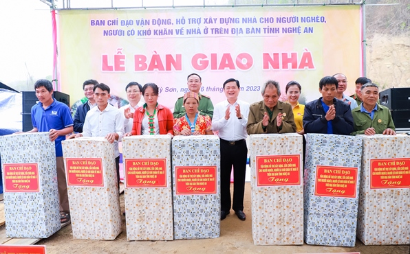 B&amp;iacute; thư Tỉnh ủy Nghệ An Th&amp;aacute;i Thanh Qu&amp;yacute; c&amp;ugrave;ng c&amp;aacute;c th&amp;agrave;nh vi&amp;ecirc;n trong đo&amp;agrave;n c&amp;ocirc;ng t&amp;aacute;c tặng qu&amp;agrave; cho c&amp;aacute;c hộ được nhận nh&amp;agrave; mới từ cuộc vận động