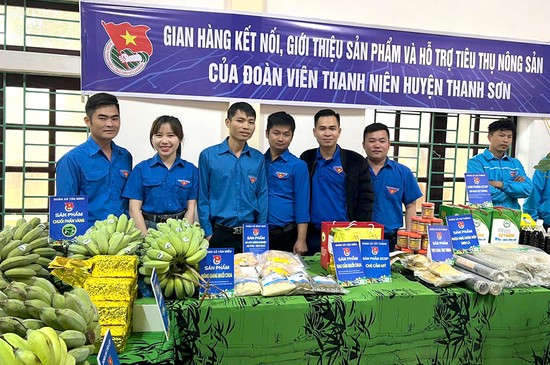 Gian h&amp;agrave;ng trưng b&amp;agrave;y, giới thiệu sản phẩm OCOP của đo&amp;agrave;n vi&amp;ecirc;n thanh ni&amp;ecirc;n huyện Thanh Sơn