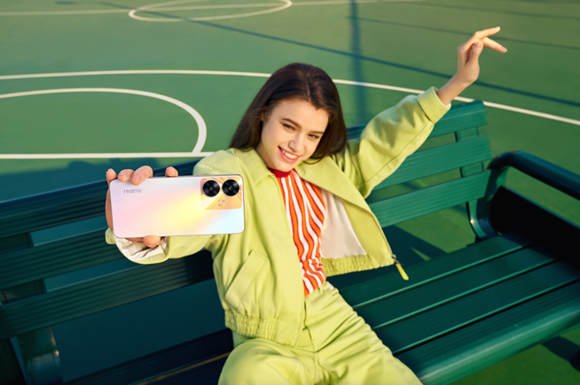 Mặt lưng của realme C55 c&amp;ograve;n c&amp;oacute; thể chuyển m&amp;agrave;u theo &amp;aacute;nh s&amp;aacute;ng nhờ hiệu ứng phản quang.