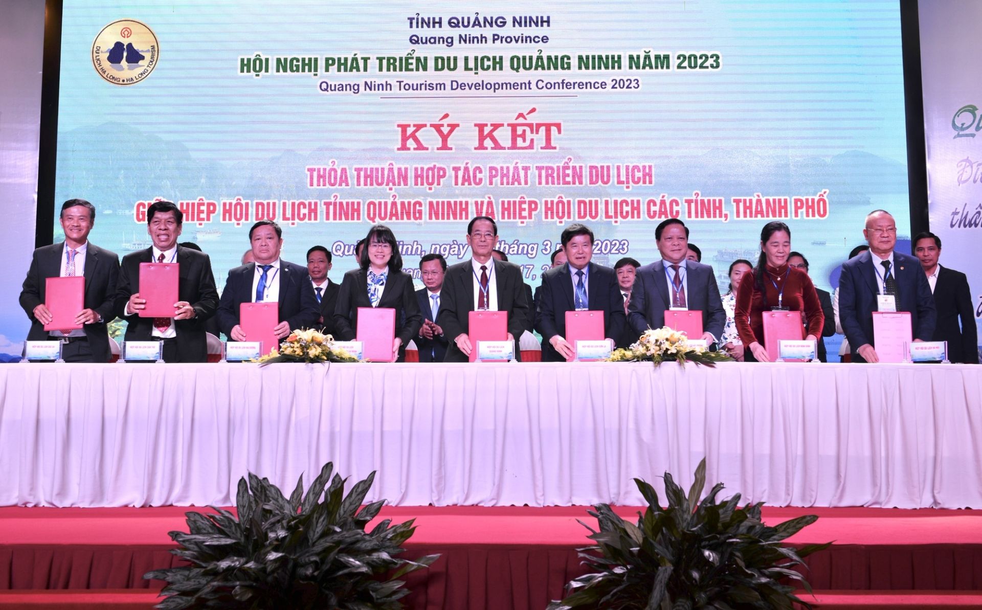 K&amp;yacute; kết thỏa thuận hợp t&amp;aacute;c ph&amp;aacute;t triển du lịch giữa Hiệp hội Du lịch tỉnh Quảng Ninh v&amp;agrave; Hiệp hội Du lịch c&amp;aacute;c tỉnh, th&amp;agrave;nh phố.